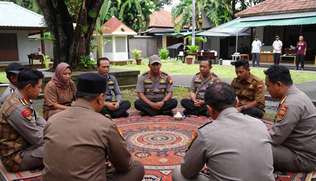 Desa yang Menyelesaikan Konflik Tanpa Polisi dan Pengadilan